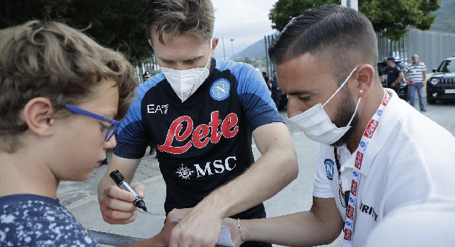 Folla pazzesca per il Napoli, fila interminabile per gli autografi all'esterno dello stadio | FOTO E VIDEO CN24
