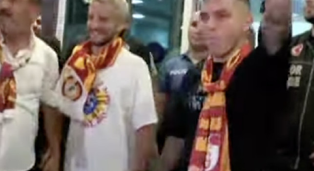 Mertens-Galatasaray, le immagini dello sbarco in Turchia: folla oceanica | VIDEO