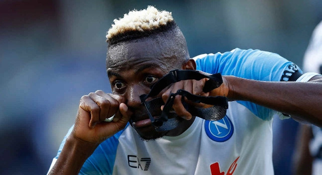 Verona-Napoli, decisioni giudice sportivo: 12 mila euro di multa per cori razzisti e indagine su ululati a Osimhen