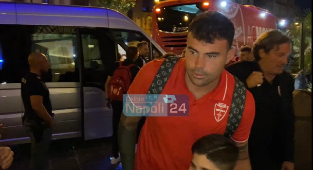 Tu si n'omm, m'arraccumann domani!: Petagna accolto così dai tifosi del Napoli in ritiro | VIDEO CN24