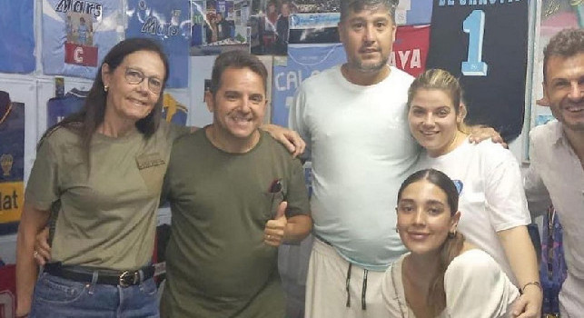 La famiglia di Dybala da Vignati per i cimeli di Maradona: spunta un video dell'argetino | VIDEO e FOTO