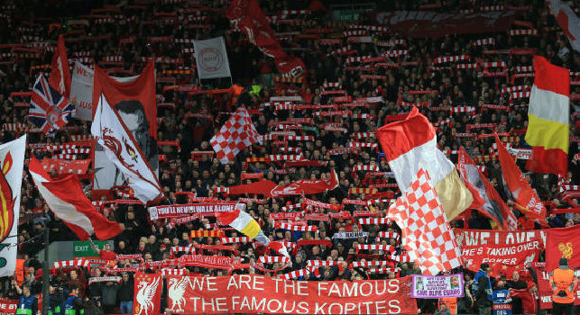 Hooligans del Liverpool a Napoli, scene di violenza: fatti cadere scooter in transito | VIDEO