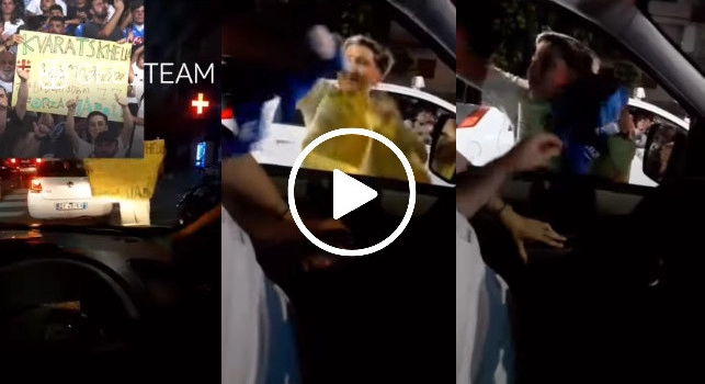 Kvara regala la maglia ad un bambino