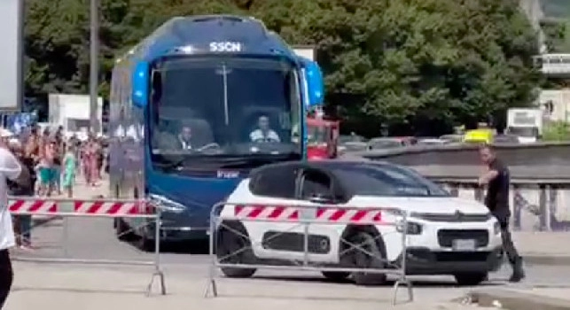 Napoli-Spezia, arriva il bus degli azzurri! Ovazione all'esterno del Maradona! | VIDEO CN24