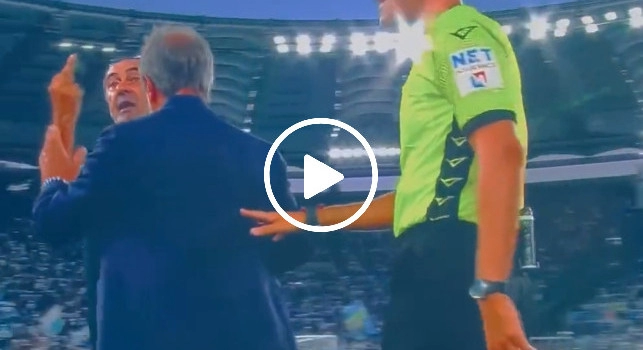 Sarri e il dito medio, graziato! Se la cava dopo il gestaccio verso la panchina del Verona