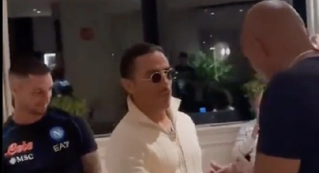 Salt Bae incontra Spalletti e la squadra in albergo: I love Napoli | VIDEO