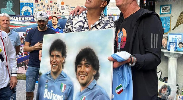 Largo Maradona, Careca omaggia Diego ai Quartieri Spagnoli | FOTO