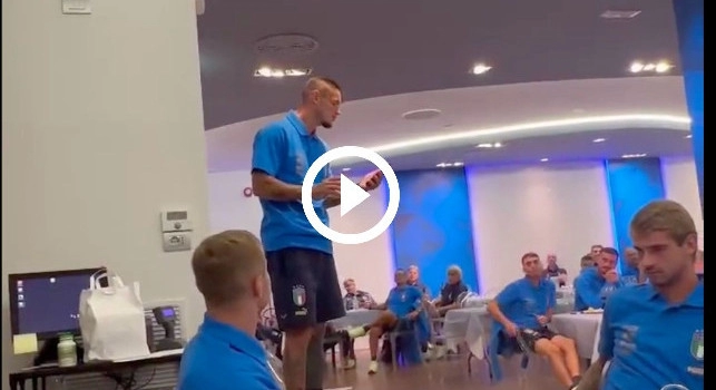 Italia, rito del debuttante: Mazzocchi canta un brano napoletano da pelle d&rsquo;oca | VIDEO