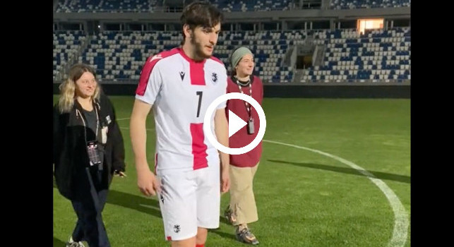 Kvaratskhelia challenge, gol da centrocampo con disinvoltura in nazionale: Georgia in visibilio! | VIDEO