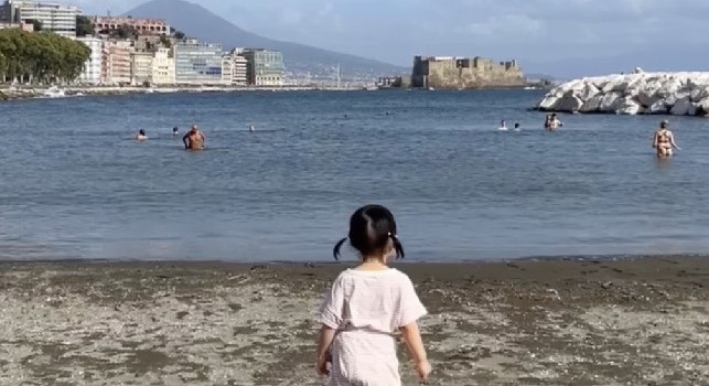 Figlioletta di Kim incantata dalla bellezza di Napoli | VIDEO