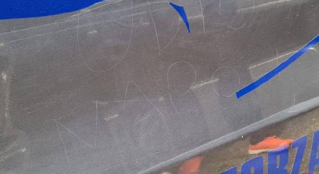 Napoli Futsal, minivan trafugati a Roma! I ladri scrivono Odio Napoli sulla fiancata | FOTO