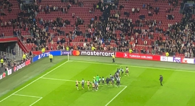 Ajax-Napoli 1-6: saluto degli azzurri sotto il Settore Ospiti | FOTO CN24