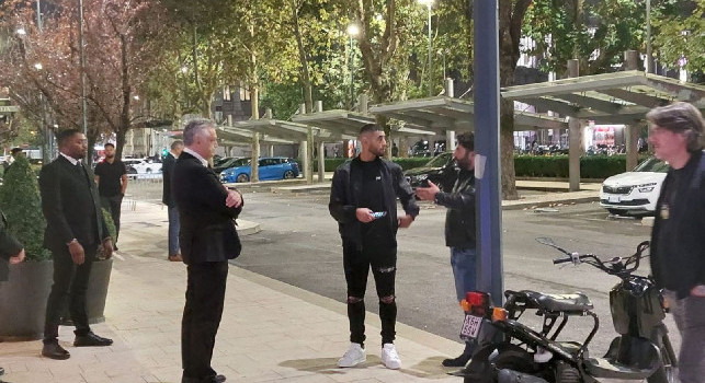 Chelsea a Milano, spunta un ex azzurro a salutare Koulibaly e Jorginho in hotel! | FOTO
