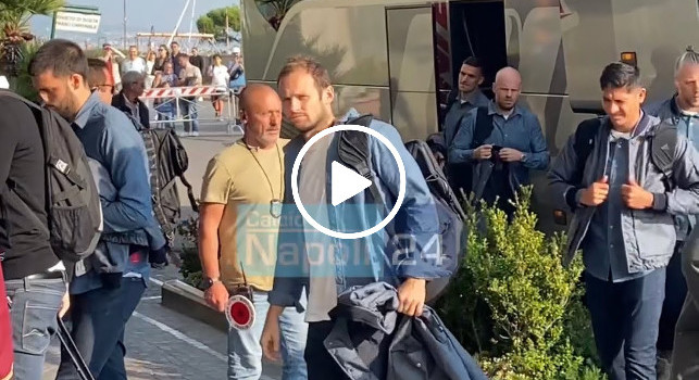 Ajax arrivato a Napoli, sul lungomare folla di curiosi e <i>visita segreta</i> di un ex azzurro | FOTO E VIDEO CN24