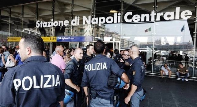 Tifoso Ajax accoltellato Napoli