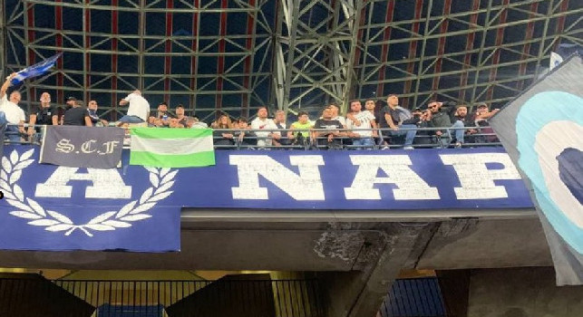 Napoli-Ajax, presenti in Curva A due vessilli del Feyenoord | FOTO