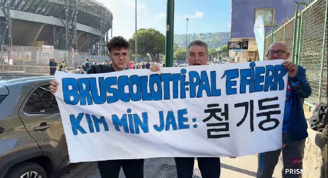 “Kim pal ‘e fierr” simpatico striscione di alcuni tifosi fuori al Maradona prima di Napoli-Bologna | FOTO