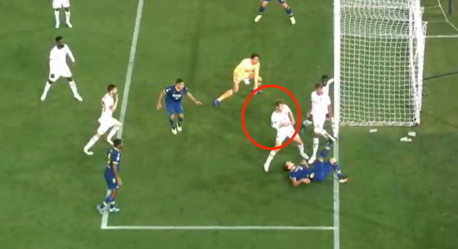 Moviola Verona-Milan 1-2: protestano i veronesi che vogliono il rigore, silent check del VAR | FOTO