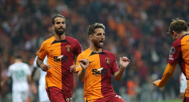 Mertens e quel gesto d'amore verso Napoli: li indossa anche al Galatasaray! | FOTO