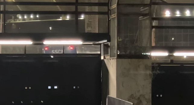 Il pullman del Napoli lascia l'Olimpico da un'uscita secondaria | VIDEO CN24