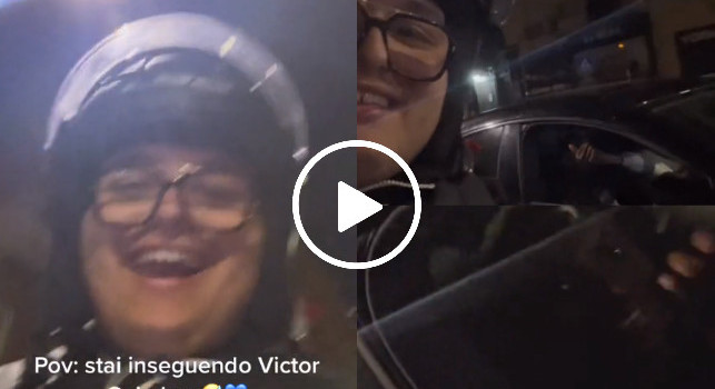 Gira in scooter per Napoli e incontra Victor Osimhen! Ragazzino pazzo di gioia | VIDEO