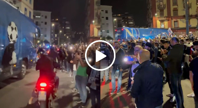 Napoli arrivato al Maradona, dietro il bus c'è lo staff in auto | VIDEO CN24