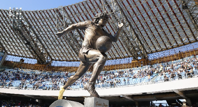 Compleanno Maradona, Gazzetta: è iniziato un pellegrinaggio, ma non sono mancate le polemiche da parte dei figli di Diego