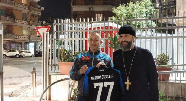 Tifosi georgiani derubati al Maradona: restituita la maglia di Kvaratskhelia | FOTO