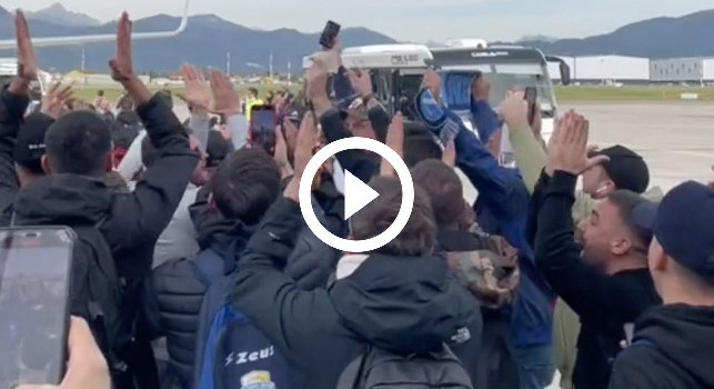 Il ritorno da brividi degli ultras da Bergamo in volo: cori e Napoli Balla | VIDEO