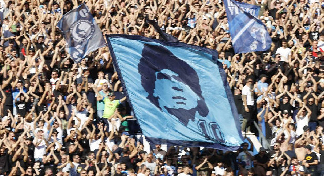 Omaggio Maradona, napoletani e argentini ricordano Diego con una torciata notturna e cori