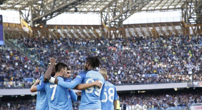 Stadio Maradona in delirio, dagli spalti si alza il coro: Oh mama mama mama...
