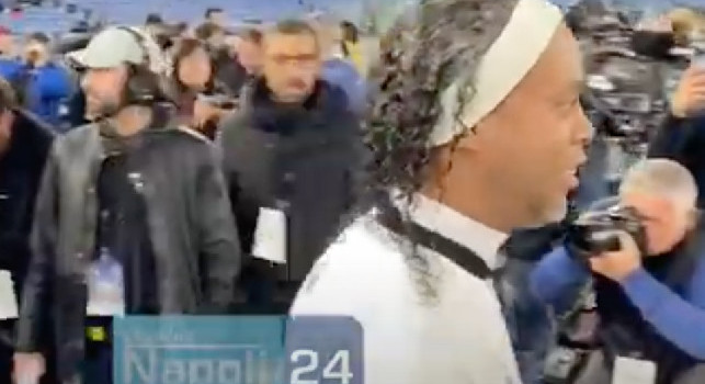 Partita per la Pace, l'ingresso in campo: da Ronaldinho a Candela e Diego JR | VIDEO CN24