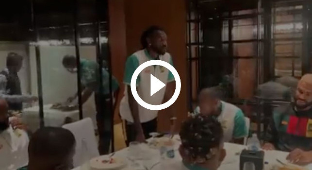 Compleanno Anguissa, il gruppo squadra Camerun lo omaggia con una torta in ritiro | VIDEO