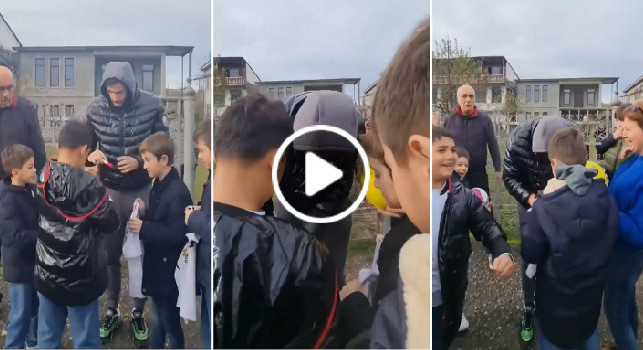 Kvaratskhelia torna nel suo villaggio natale, la reazione dei suoi baby fan è fantastica! | VIDEO