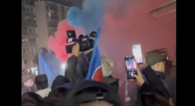 Tributo da brividi a Maradona, fumogeni e cori questa sera a Fuorigrotta | VIDEO