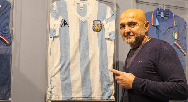 Spalletti al Museo del Calcio, scatto imperdibile con la maglia di Maradona | FOTO