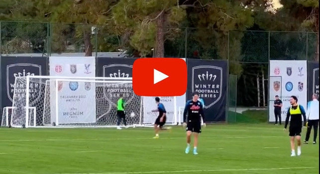 Guardate fino alla fine. Immagini dal ritiro Napoli, che gol di Politano ed Elmas | VIDEO