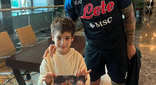 Giocatori del Napoli fanno felice un baby tifoso, selfie e autografi per Diego nel ritiro degli azzurri! | FOTOGALLERY
