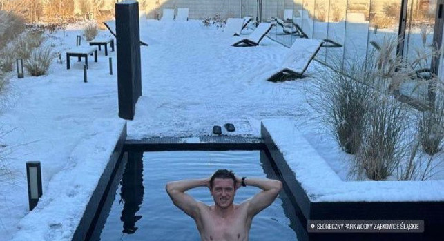 Zielinski lavora sodo, il polacco in piscina a -5 gradi | FOTO