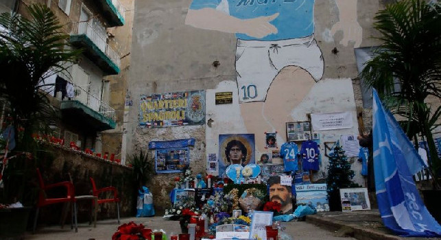 Magliette e gadget falsi blitz della Guardia di Finanza davanti al murales di Maradona