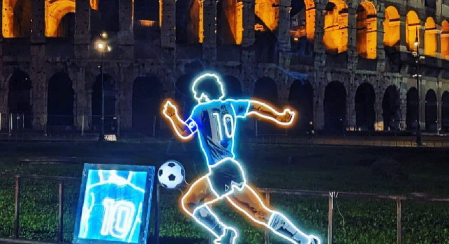 Maradona appare a Roma fuori il Colosseo: l'opera d'arte luminosa al neon dell'artista mascherato | FOTO