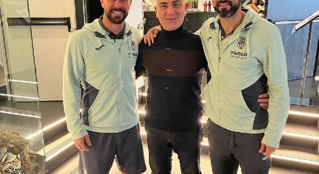 Reina e Albiol riabbracciano l'ex fisioterapista del Napoli: subito la 'battuta' in napoletano | FOTO