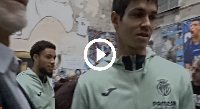 Il Villarreal omaggia Diego: una delegazione degli spagnoli a Largo Maradona | VIDEO