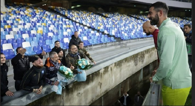 Napoli romantica: fiori per Reina e Albiol! Anna Trieste: Se esiste ancora una speranza... FOTO