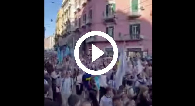 Invasione di argentini a Napoli, coro per Maradona e Messi | VIDEO