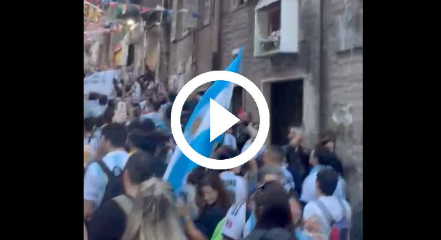 Ondata di argentini ai Quartieri spagnoli, cori da brividi: Diego, Diego | VIDEO