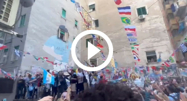 Brividi a Largo Maradona, festa e cori tra napoletani e argentini per la finale mondiale | VIDEO