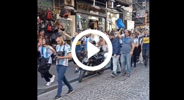 Fiume argentino a via Toledo, che festa a Napoli: cori per l'albiceleste e Maradona | VIDEO