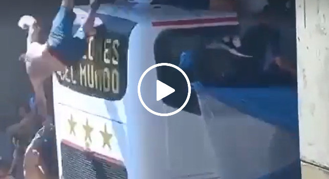 Sfiorata la tragedia alla festa dell'Argentina! Salvo per miracolo un tifoso lanciatosi sul pullman della squadra | VIDEO