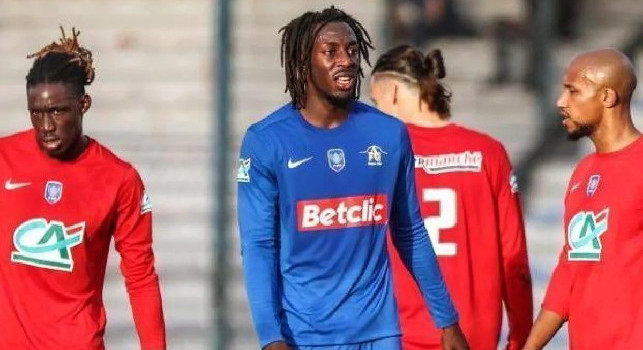 Lutto nel calcio francese: ucciso a colpi di pistola l'attaccante Mendy, aveva solo 22 anni